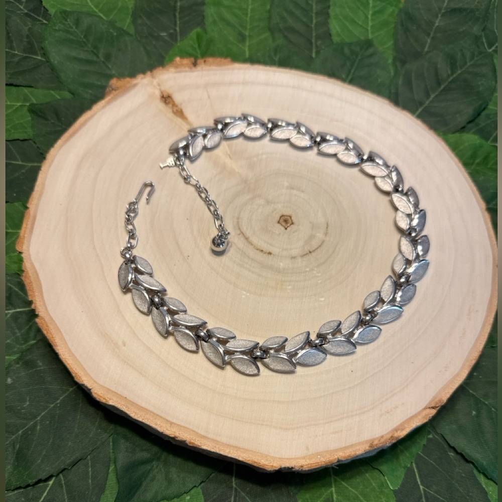 Vintage Trifari Silver Leaf Collar Necklace 14–16in